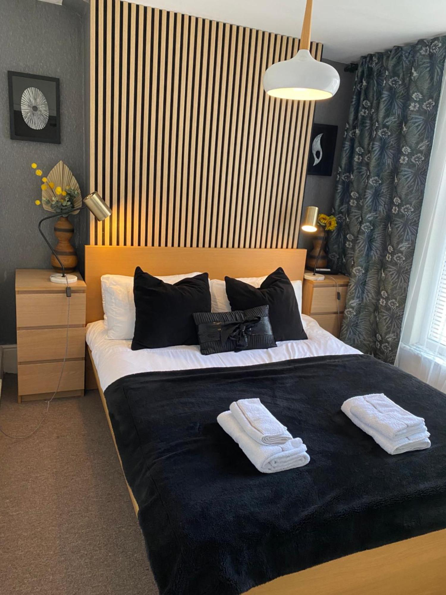 Ann Apartments Opposite The Pier With Sea View พอร์ตสมัธ ภายนอก รูปภาพ